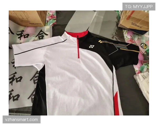 桃田贤斗居然穿运动鞋去豪华餐厅,旁边小姐姐的表情无价! 桃田贤斗居然穿运动鞋去豪华餐厅,旁边小姐姐的表情无价!