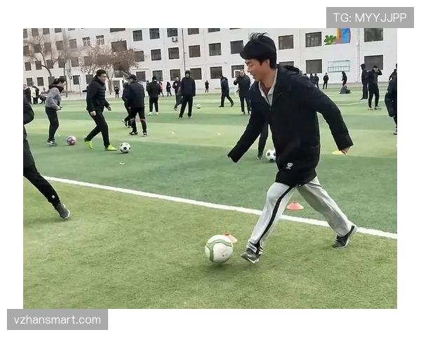 足球规则中合法冲撞的判定标准与裁判执行细则解析